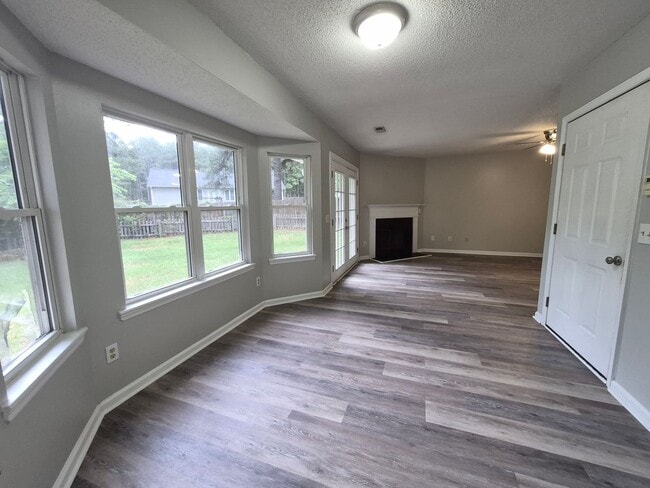 Building Photo - NEW LISTING!