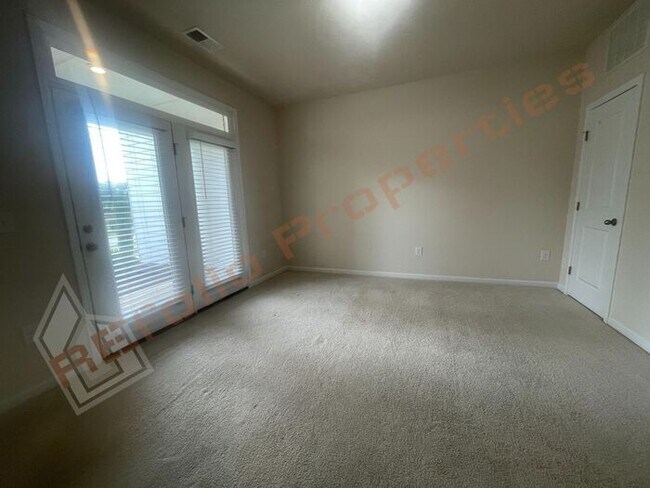 Building Photo - Luxury 3 Story 4 BD/3.5 Bath Townhome @ Sm...