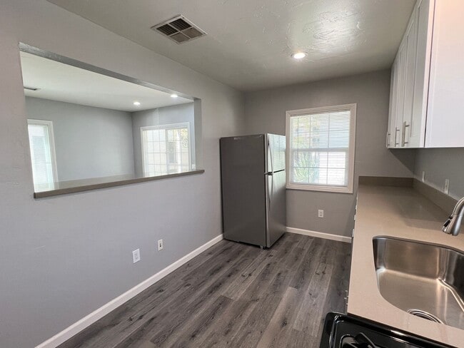Building Photo - Beautiful Remodeled 1-Bedroom Cottage w/Central A/C and Parking in Hillcrest