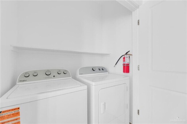 Building Photo - 16 E Mayfair St