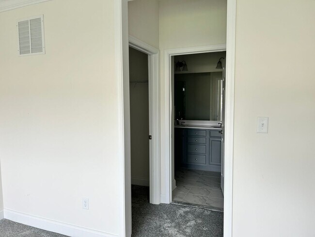 Building Photo - Large Townhome in Governors - East of Rout...