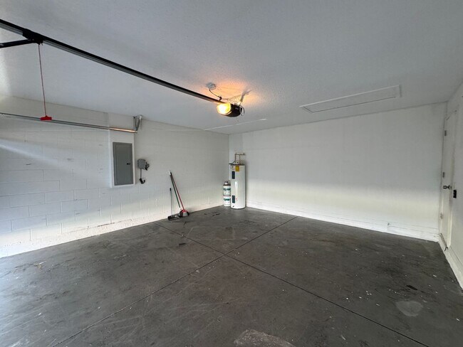 Building Photo - Spacious 4-Bedroom Home with 3 Full Baths in Whispering Trails – Pet Friendly!