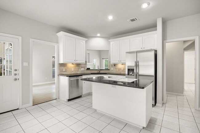 Building Photo - Spacious 3 Bed, 2.5 Bath in Prime Lakeway Location