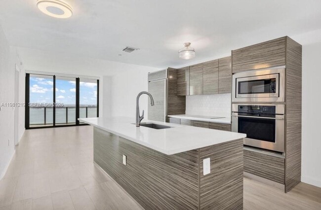 Building Photo - 460 NE 28th St