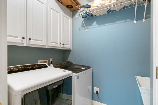 Building Photo - Rent Special! See Description! Spacious Ho...