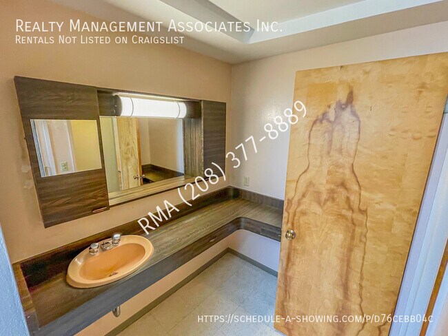Building Photo - 2360 S Ridgeview-Way