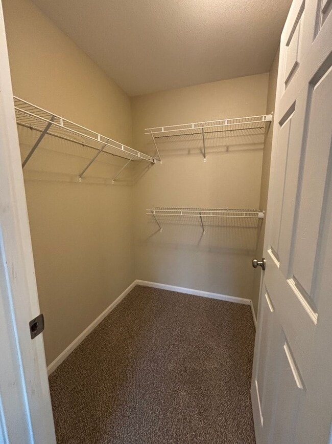 Building Photo - 3 Bedroom Townhome!