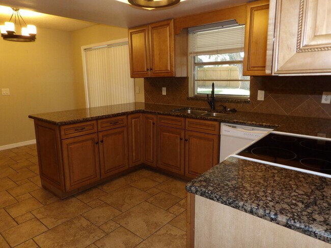 Building Photo - 4 BEDROOM JUST 5 Min to I-4 EXIT 111,  Bea...