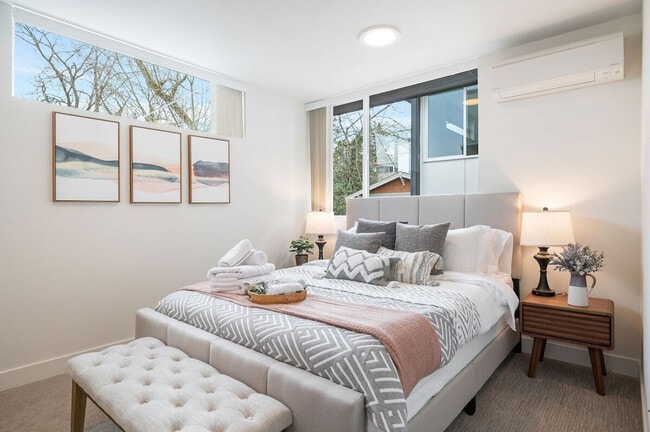 Building Photo - 34 W Cremona St