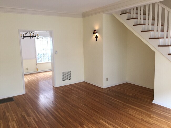 Living room - 1054 Masselin Ave