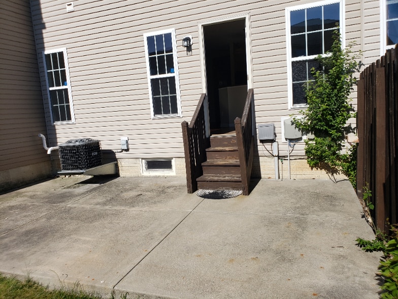 Building Photo - 102 Yellowstone Ct