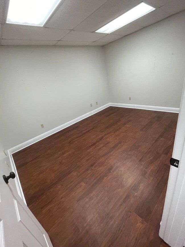 Building Photo - Gorgeous Commercial Unit off of North Market!