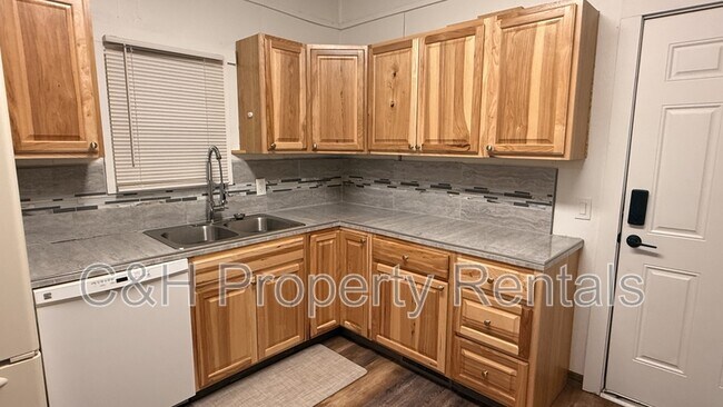 Building Photo - 631 Miles Ave