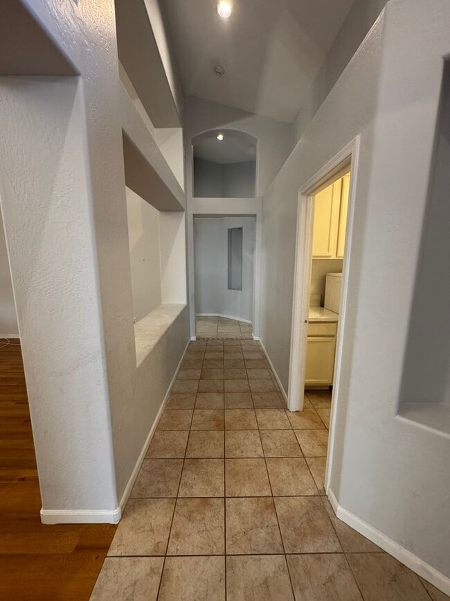 Building Photo - Upgraded home in Glendale with Pool