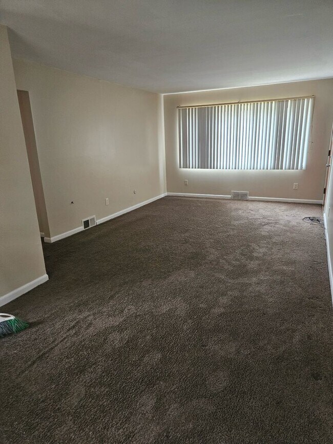 Building Photo - Westside Condo 2 bedroom 1 bath