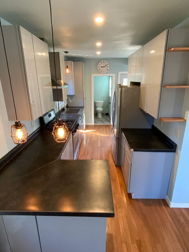 Building Photo - Charming Downtown House for Rent