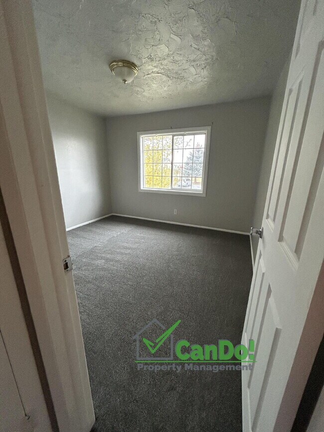 Building Photo - Fully remodeled 2 bedroom/1 bathroom apartment for rent in Blackfoot!