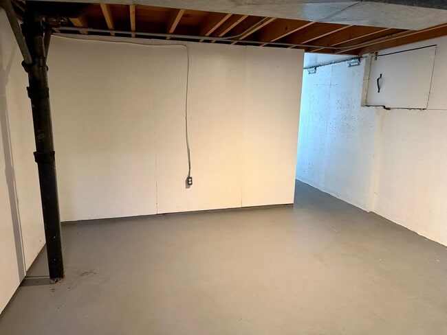 Building Photo - Kenilworth Mid-Century Plex, lives like a home