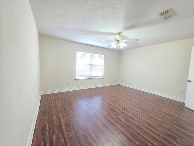 Building Photo - 8126 Golf Green Cir