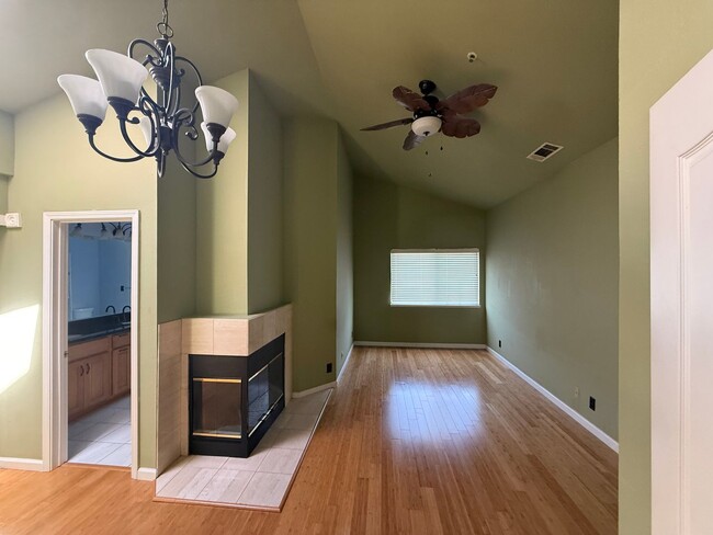 Building Photo - Gorgeous 3 bedroom 2.5 bath 2 story Townho...