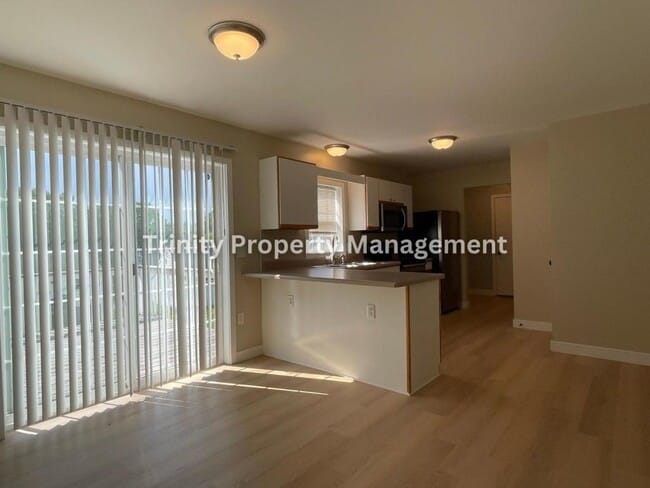 Building Photo - 170 Stratford Dr
