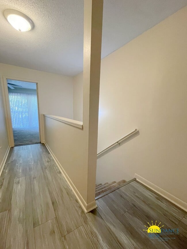 Building Photo - Great Centrally Located 2 Bedroom Townhous...