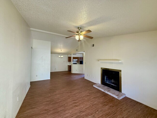 Building Photo - QUIET LOCATION - YARD BACKS TO GREENBELT