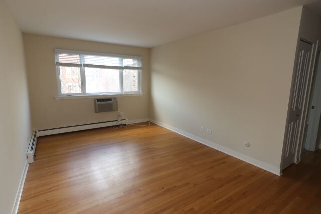 Building Photo - 630 W Wrightwood Ave