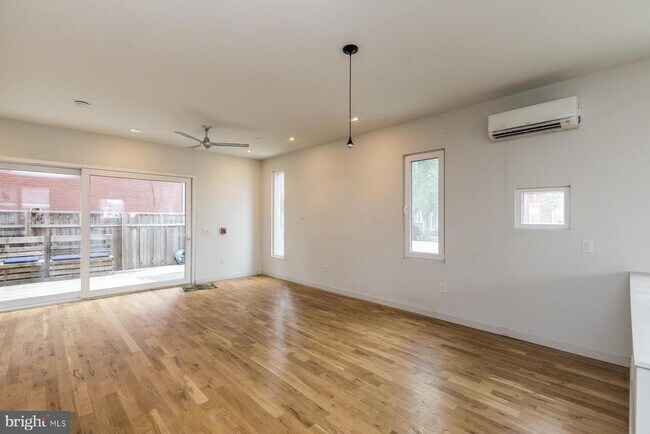 Building Photo - 2328 Memphis St