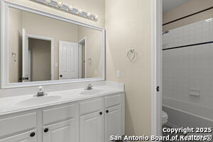 Building Photo - 915 Treaty Oak