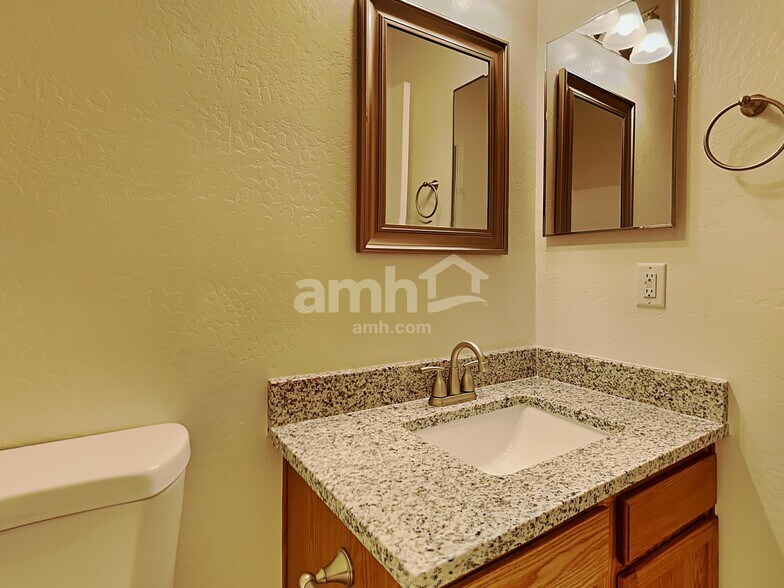 Building Photo - 3933 E Mica Rd