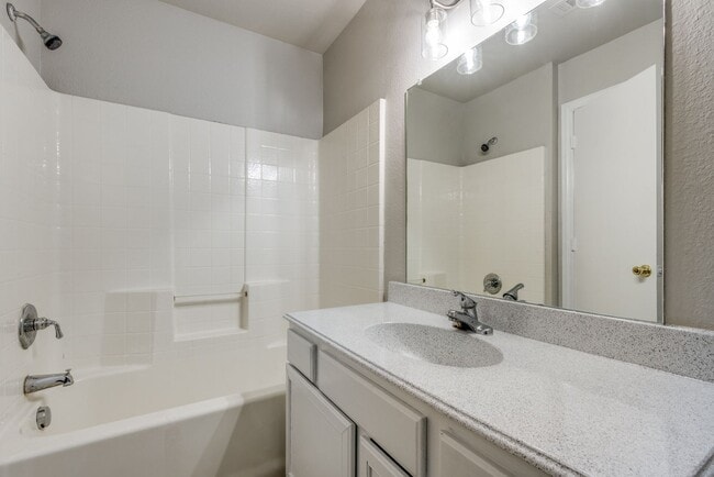 Building Photo - Southeast Dallas 3-Bed Home with New Featu...