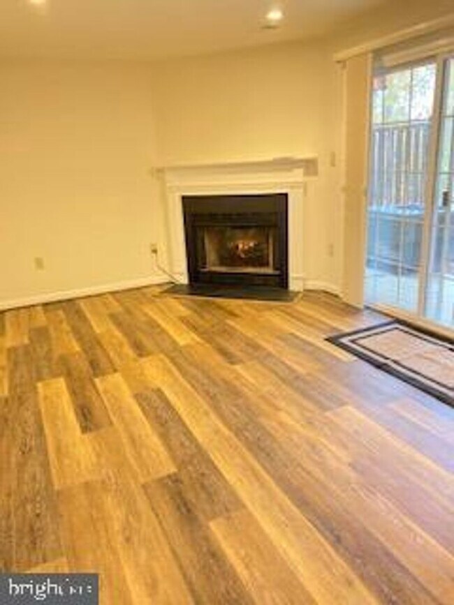 Building Photo - 15653 Montview Dr