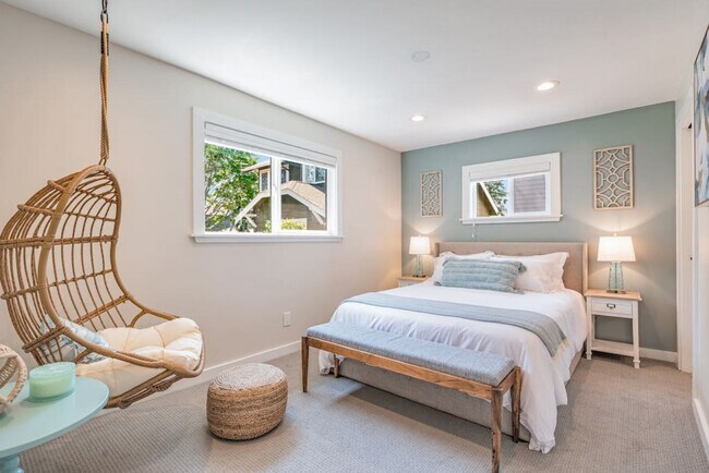 Building Photo - 6404 47th Ave SW