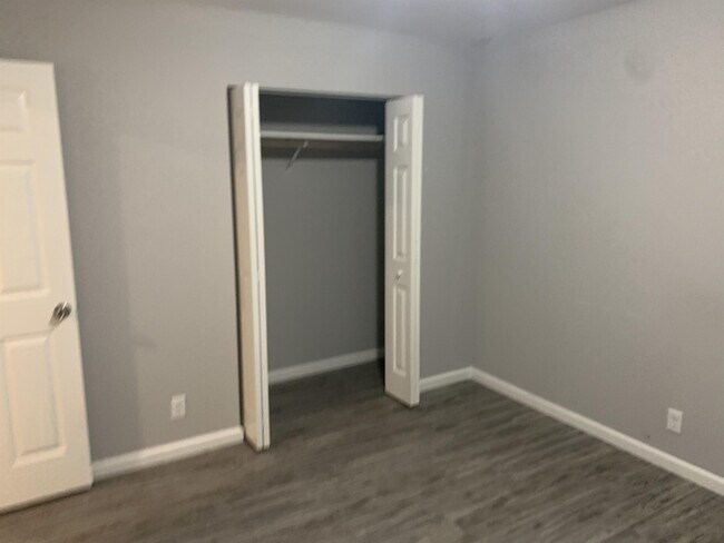 Building Photo - 811 E Red Bud Rd