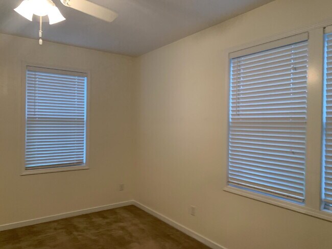 Building Photo - Historic Lincolnville Roommate-Ready Apartment!