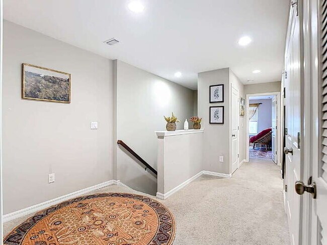 Building Photo - 10525 Oakside Dr