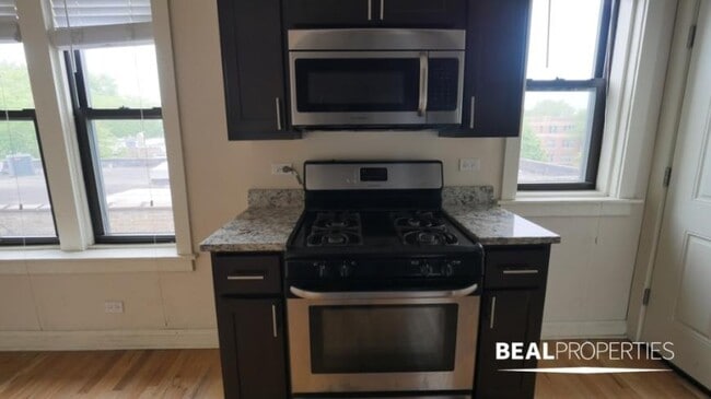Building Photo - 1 bedroom in CHICAGO IL 60613