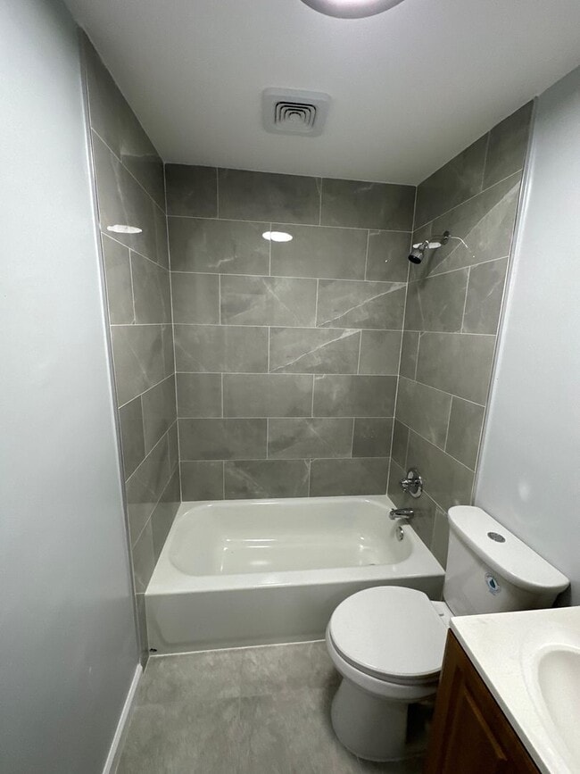 Building Photo - Fully Renovated 3/2 Available for Immediat...