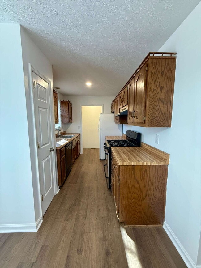 Building Photo - 3 Bedroom / 2 Bathroom Home in Springfield