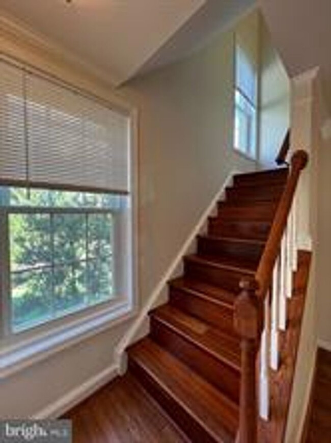 Building Photo - BEAUTIFUL END UNIT TH NEAR DOWNTOWN ROCKVILLE