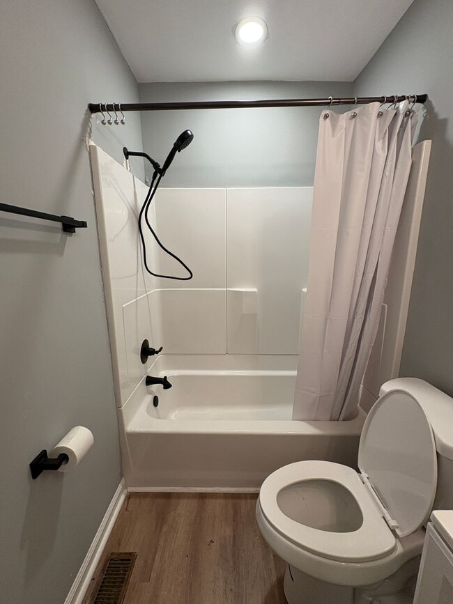 Building Photo - Spacious apartment in historic house!