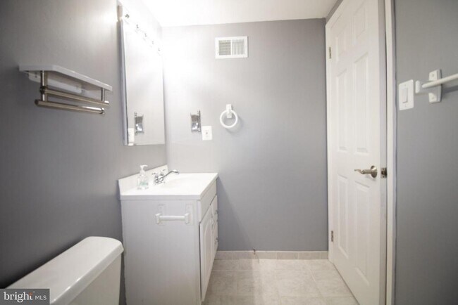 Building Photo - 1127 Thackary Ct