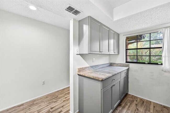 Building Photo - 13250 Ridge Rd S
