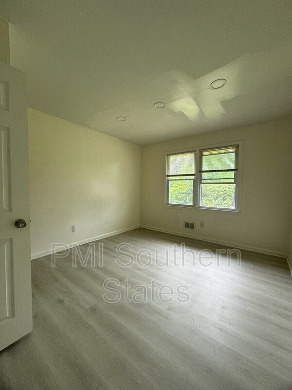 Building Photo - 205 Ellington Dr