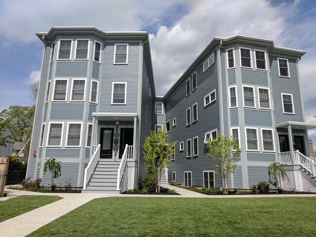 Building Photo - Luxury 5 Bed Townhouse w/ 2 Parking + In-Unit Laundry – Allston