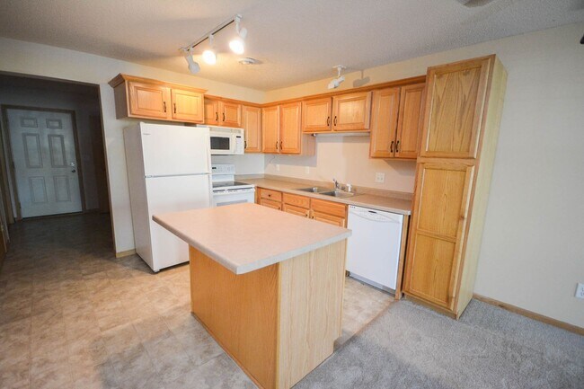 Building Photo - 2-story townhome in fantastic location!