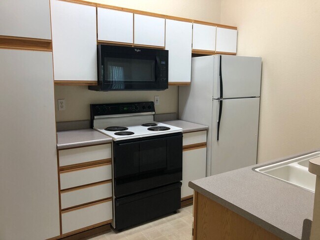 Building Photo - Bright & Stylish Upstairs Apartment!