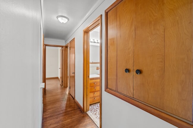 Building Photo - 5525 Sunnyside Dr