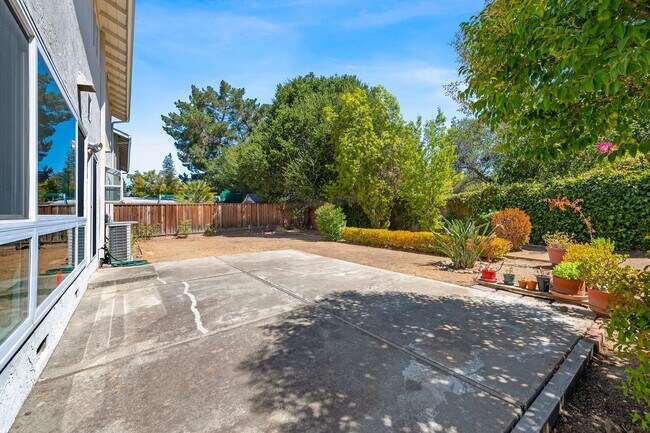 Building Photo - 5 bed/2.5 bath single family home in W. Sa...